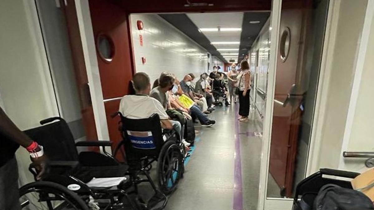 Pasillos de urgencias del Hospital Doctor Negrín en un día de saturación de las últimas semanas.