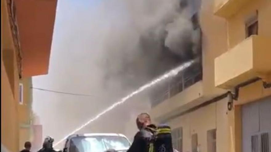 El viento reaviva puntos calientes en la vivienda incendiada en Vecindario