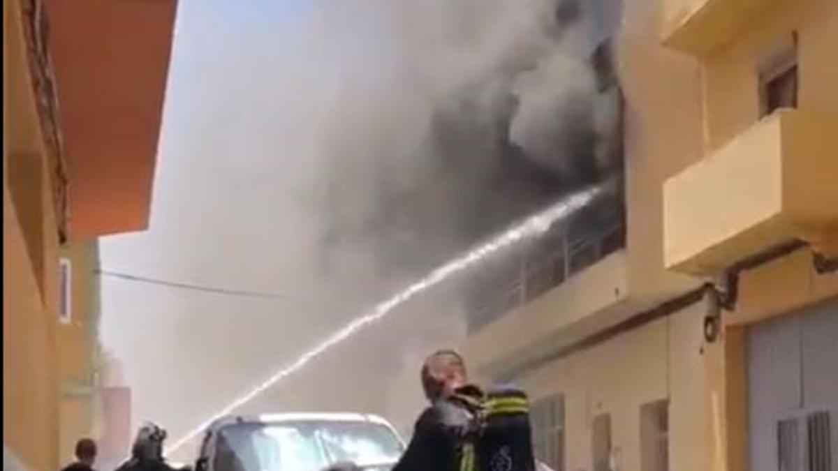 Incendio en un edificio en Vecindario (20/07/2023)