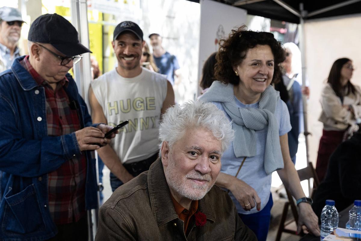 El cineasta Pedro Almodóvar, durante su firma de libros matutina en el paseo de Gràcia.
