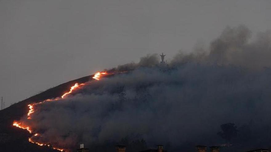El fuego llega a Oviedo durante la noche y las llamas obligan a cortar varias carreteras en Asturias