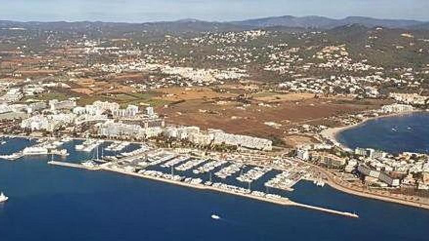 Vista aérea del puerto de Ibiza y la bahía de Talamanca.