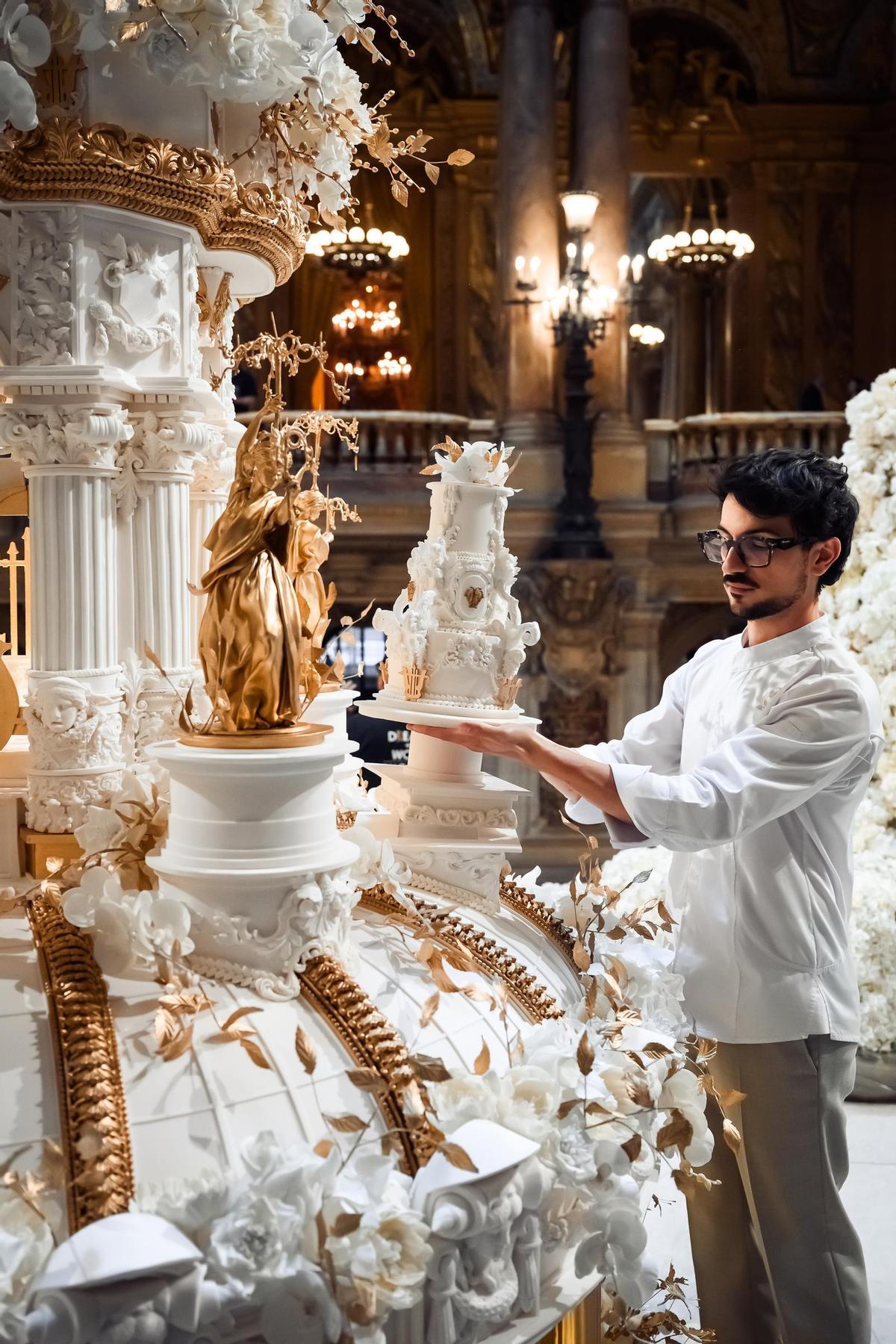 Marc Suárez prepara la tarta en la Ópera Garnier de París