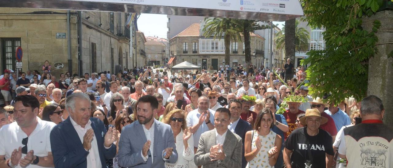 La inauguración de las casetas resultó multitudinaria y muy aplaudida por todos los presentes en A Calzada.  | // NOÉ PARGA