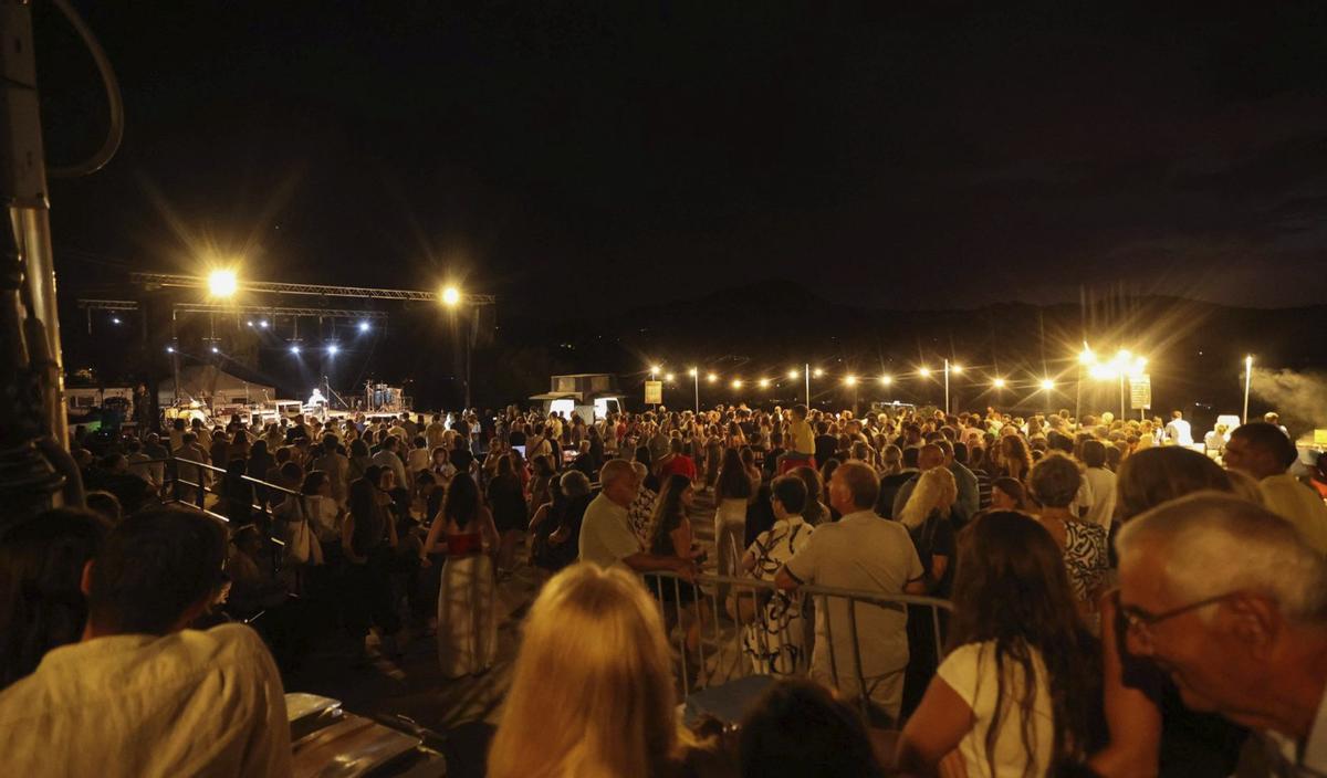 La multitud de asistentes que presenció el pregón de Pep Ribas ‘Hereva’. |