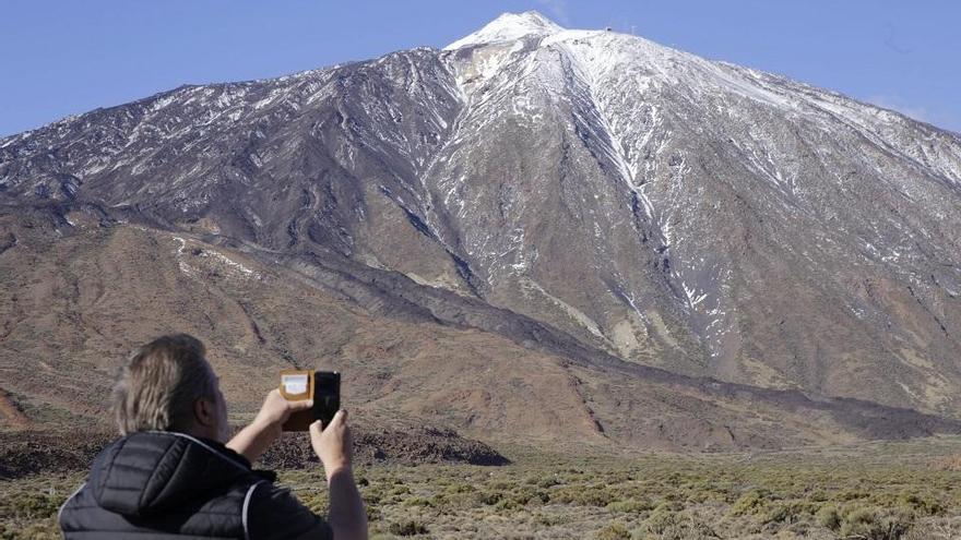 Un turista junto al Teide