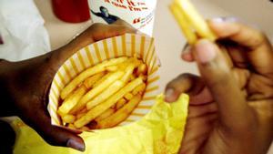 Comiendo patatas fritas en un restaurante de McDonald, en Nueva York (EEUU)