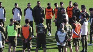 Giráldez (centro) charla con sus jugadores al inicio del entrenamiento de ayer. |  Alba Villar