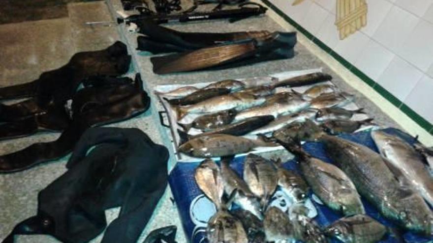 Sorprenden en Xàbia a otros dos furtivos que capturaron  30 kilos de pescado con fusiles