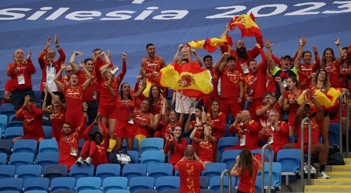 El equipo español celebra la cuarta plaza conseguida en los Juegos Europeos.