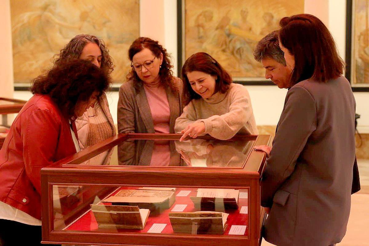 Elena Bellido explica los detalles de la muestra al alcalde y a varias concejalas del Ayuntamiento de Montilla.
