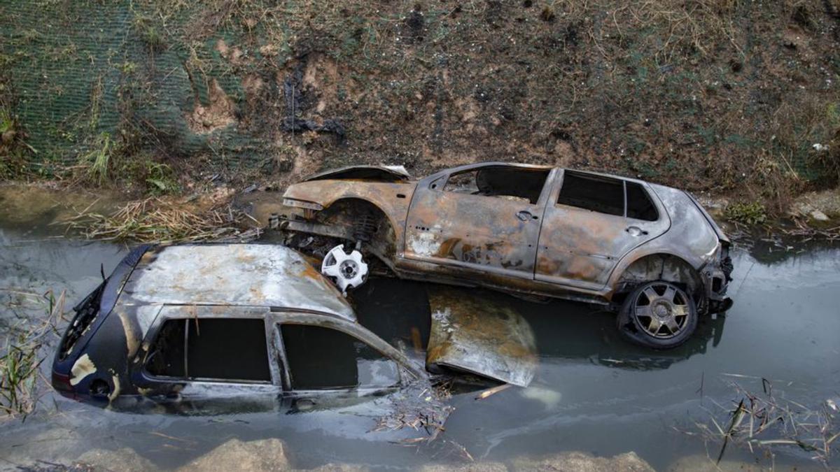 Detalle de los turismos calcinados en el polígono. | PERALES IBORRA