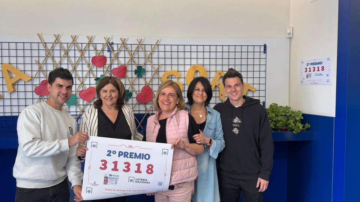 Los responsables del establecimiento, con el premio repartido.