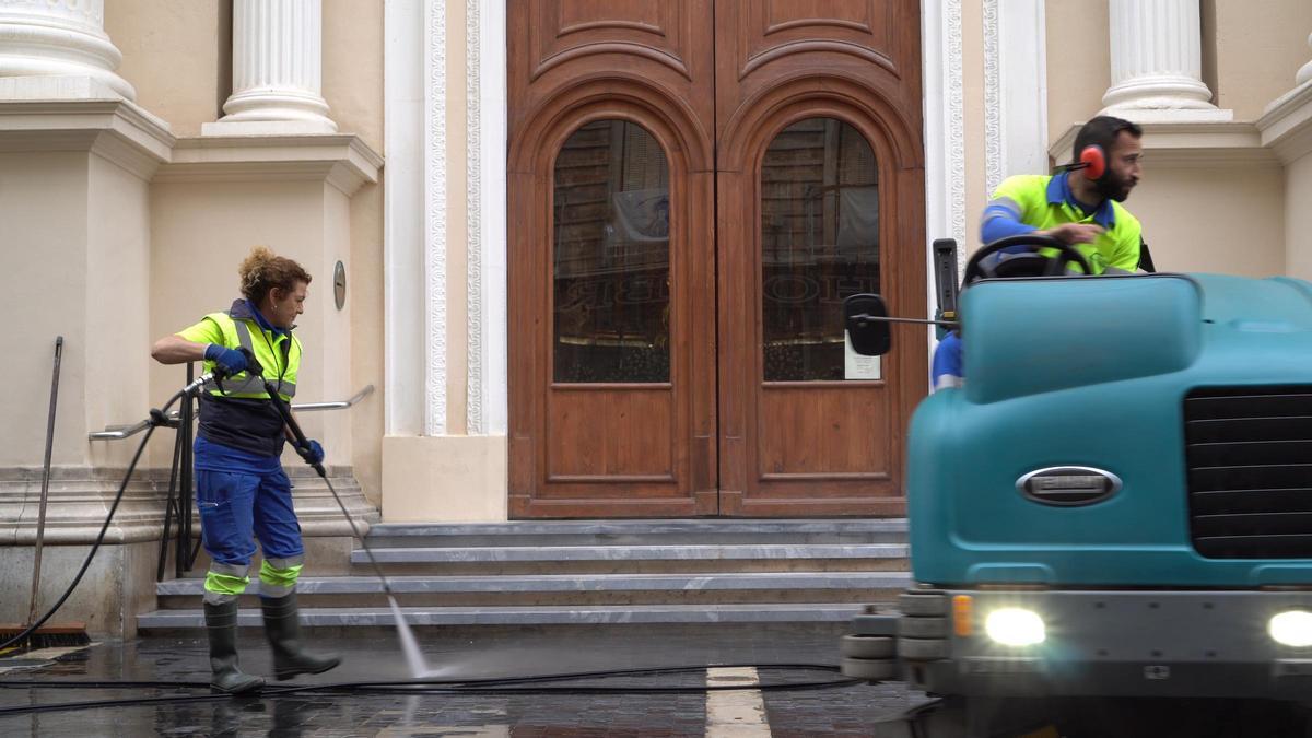 Trabajadores de Lhicarsa durante el dispositivo de limpieza de Semana Santa.