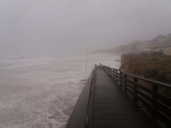 temporal maritimo en la ribera