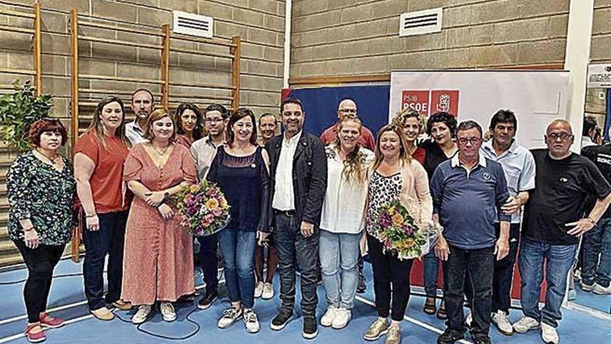 Armengol y Garrido ayer junto a los socialistas de Sencelles.