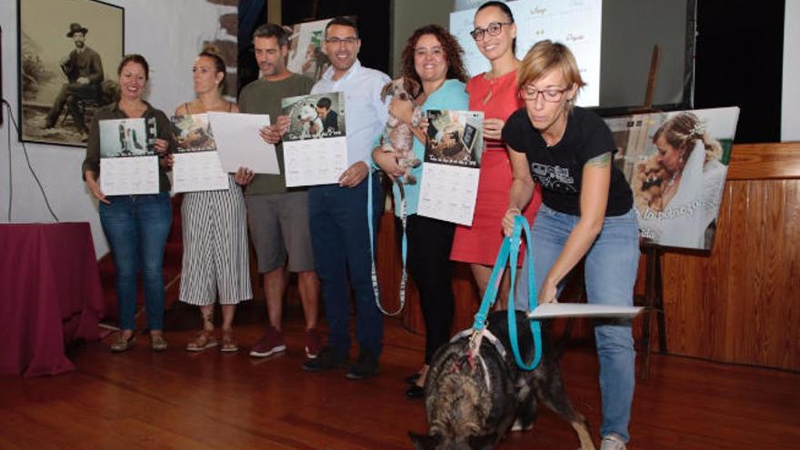 Presentación, ayer, en Teguise del calendario solidario de Huella a Huella.