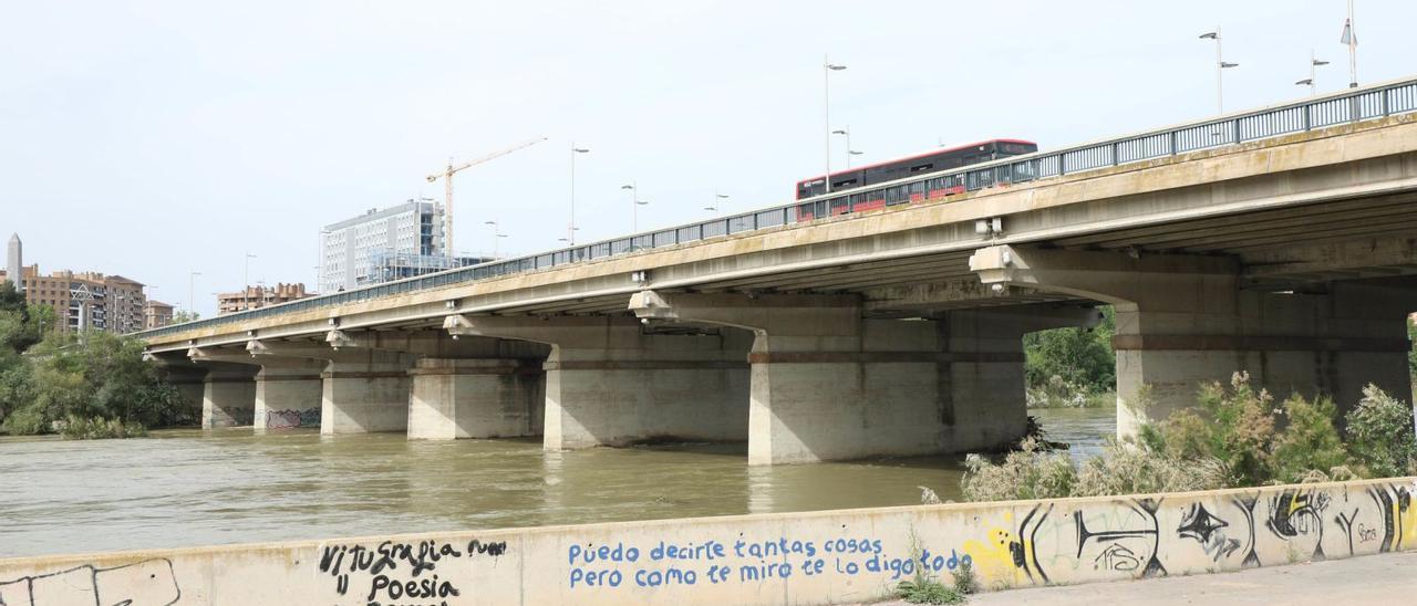 El puente de La Almozara, con seis carriles destinados al tráfico de coches, fue inaugurado hace ahora 35 años cuando era alcalde González Triviño.