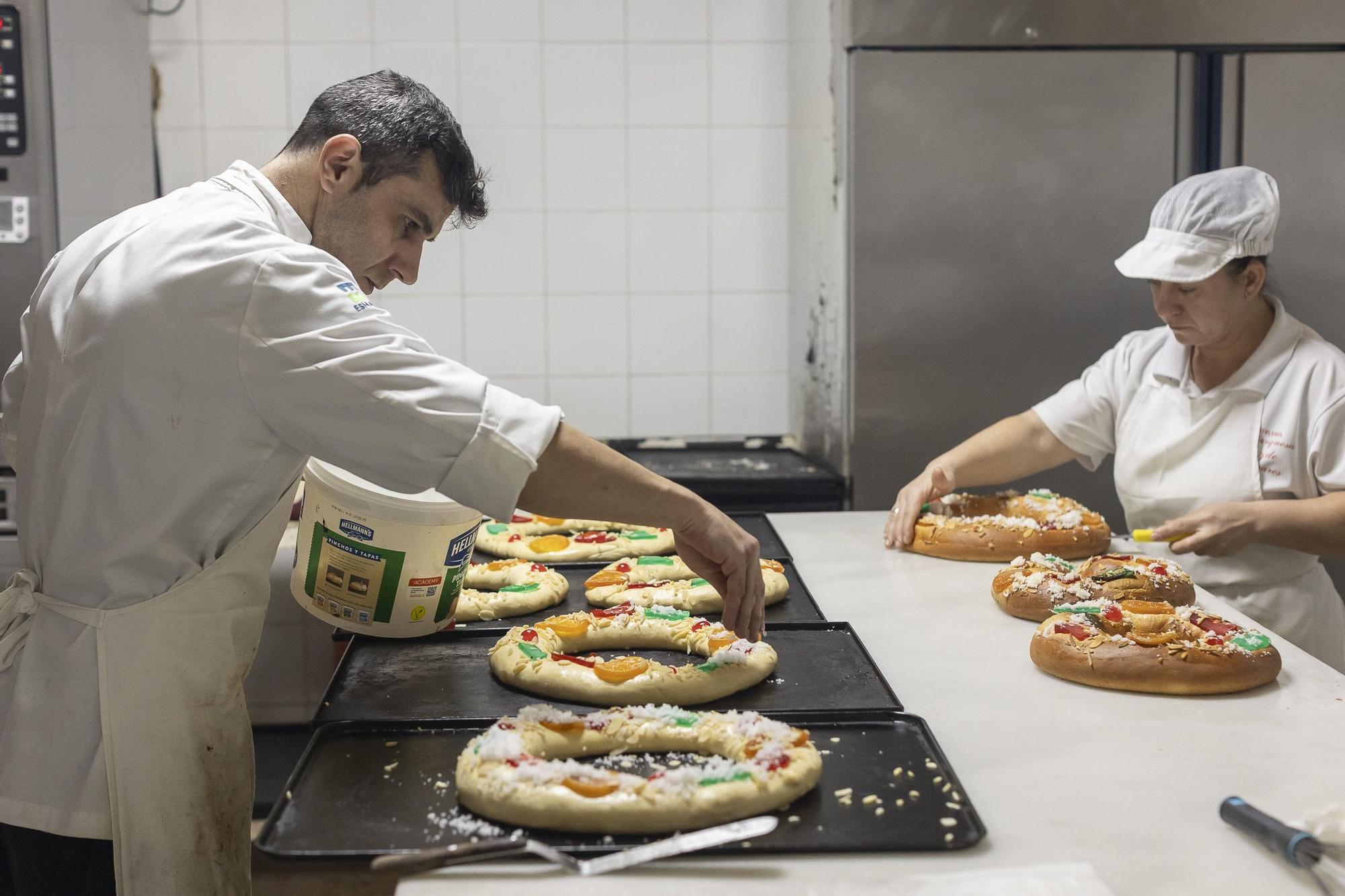 GALERÍA | Así se hacen los roscones de reyes en Mérida