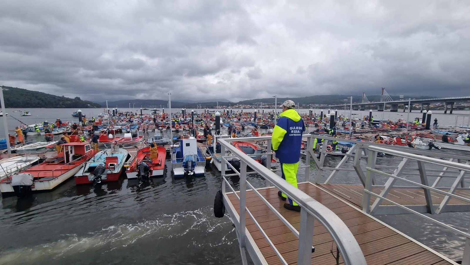 Así es el día a día en el puerto y la lonja de O Testal (Noia), donde cada vez se dan cita más mariscadores arousanos.