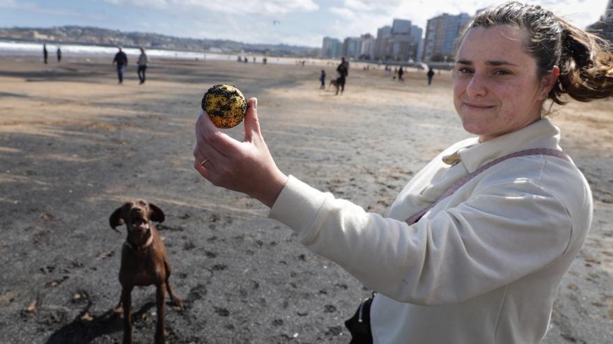 Los usuarios de la playa de San Lorenzo conviven con las manchas de carbón: &quot;Da muy mala imagen&quot;