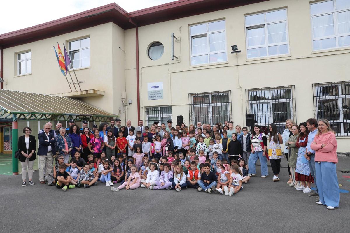 EN IMÁGENES: visita del Presidente del Principado a Soto del Barco con motivo del inicio del curso escolar