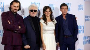 GRAF3907. MADRID, 13/03/2019.- El director Pedro Almodóvar (2i) y los actores protagonistas Penélope Cruz, Antonio Banderas (d), y Asier Etxeandia, posan a su llegada a la premier de la película Dolor y Gloria, del cineasta manchego Almodóvar, este miércoles en el cine Capitol de Madrid. EFE/Kiko Huesca