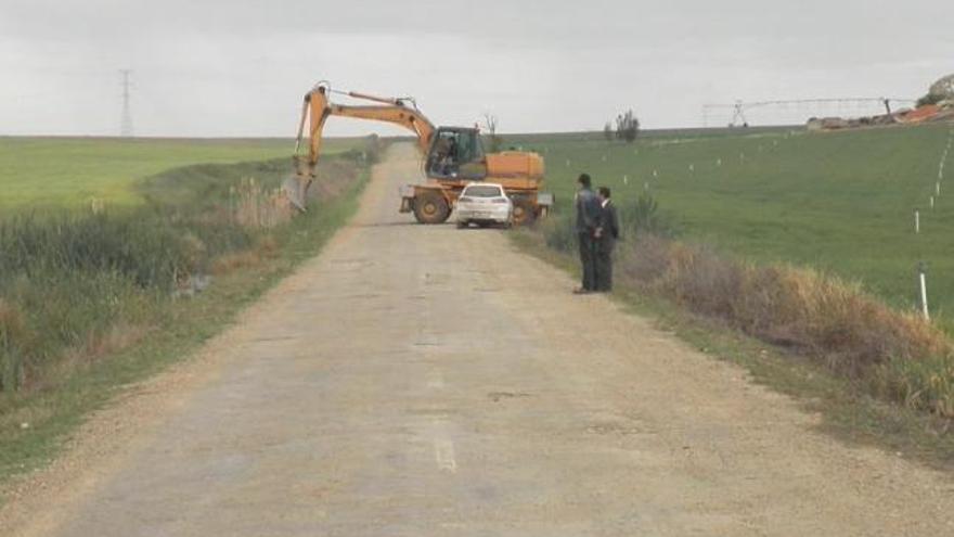 Las máquinas realizan obras en la calzada.