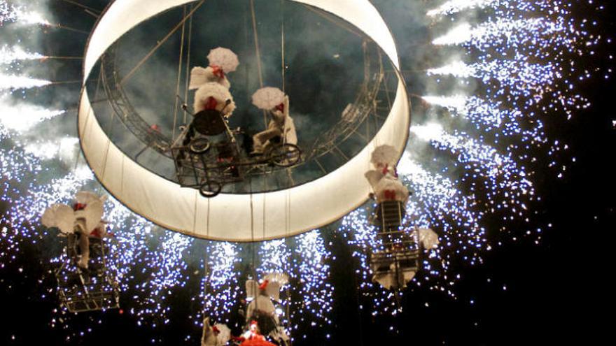 &#039;Pedaleando hacia el cielo&#039; es un combinado de acrobacias aéreas, música, teatro y fuegos artificiales, entre otros recursos.