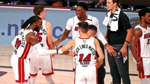 Jugadores de Miami Heat celebran su triunfo en las finales de la NBA.