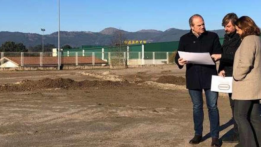 Manuel Carrera (izq.) durante una visita al lugar de las obras. // D. P.