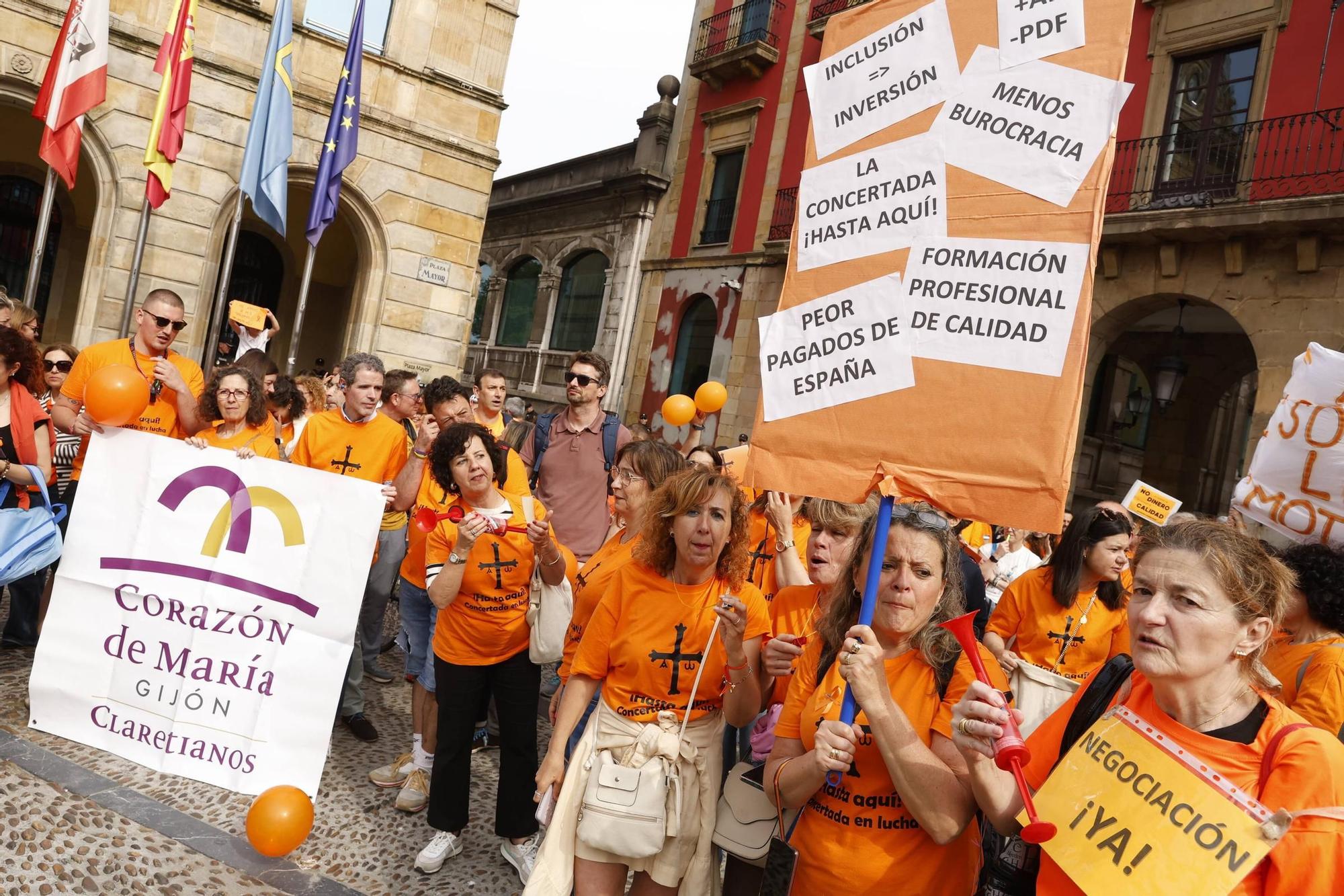 Así fue la gran concentración en Gijón por la educación concertada (en imágenes)