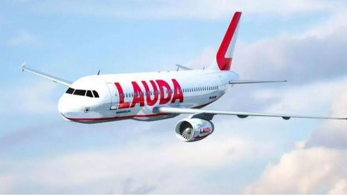 Archivfoto eines Lauda-Fliegers. Der Flugbegleiter war bei Lauda eingestellt, eine Tochtergesellschaft von Ryanair.