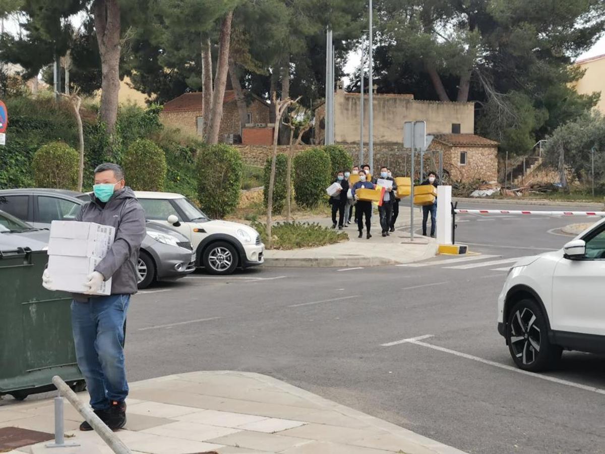 Comerciantes chinos de l'Albir entregan 9.000 mascarillas a l'Alfàs del Pi