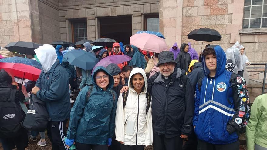 La lluvia protagonizó los primeros kilómetros de la Marcha de jóvenes a Covadonga, con cientos de participantes