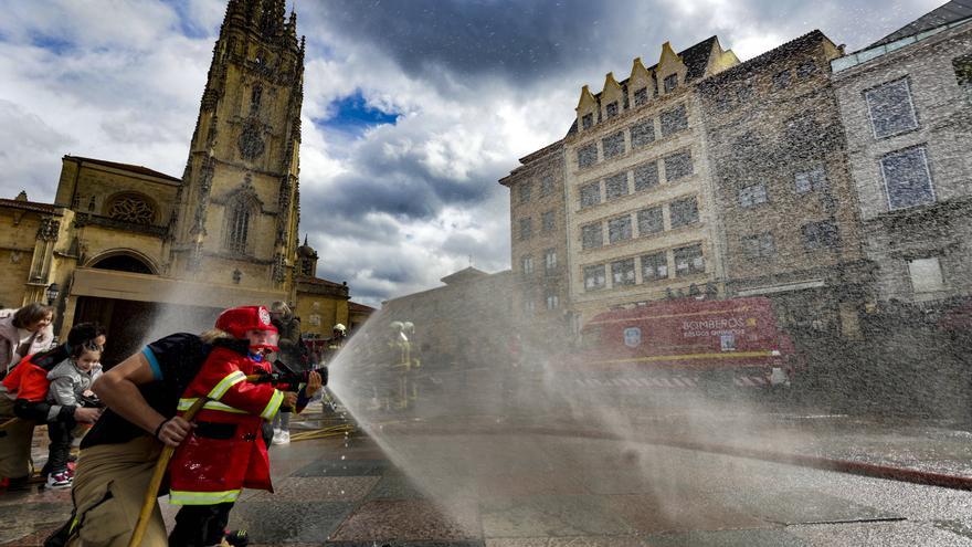 La &quot;savia nueva&quot; tira de los bomberos de Oviedo a los 8 años de la tragedia de Uría 58