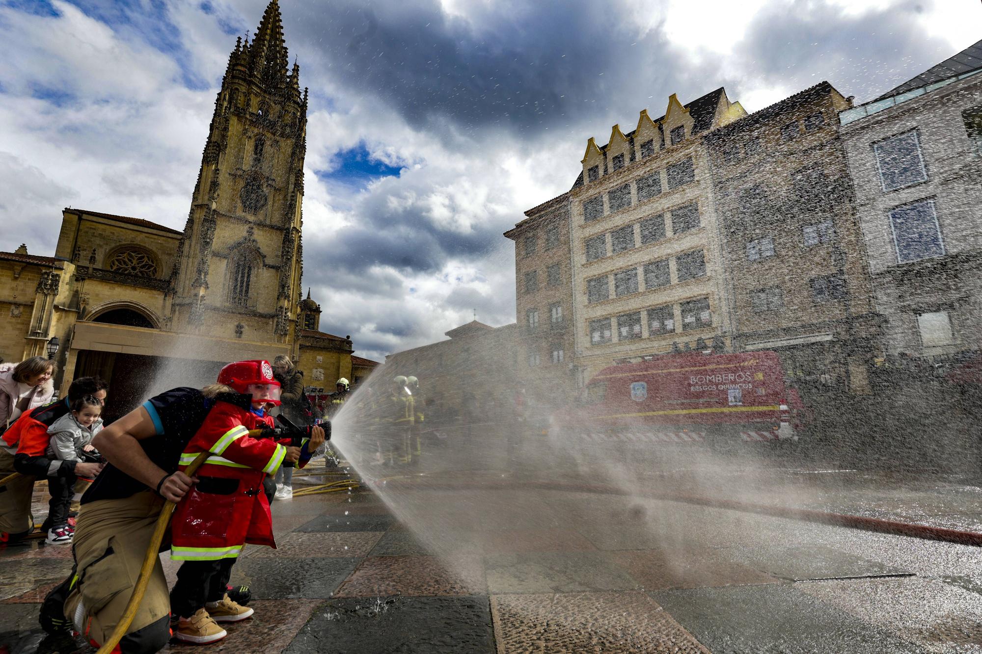 Así fue la exhibición de los bomberos en la plaza de la Catedral de Oviedo