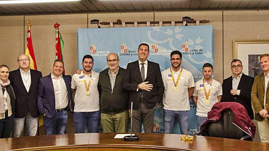 Los alumnos ganadores, con sus medallas, junto a sus profesores y miembros de la Dirección Provincial de Educación y la Junta.