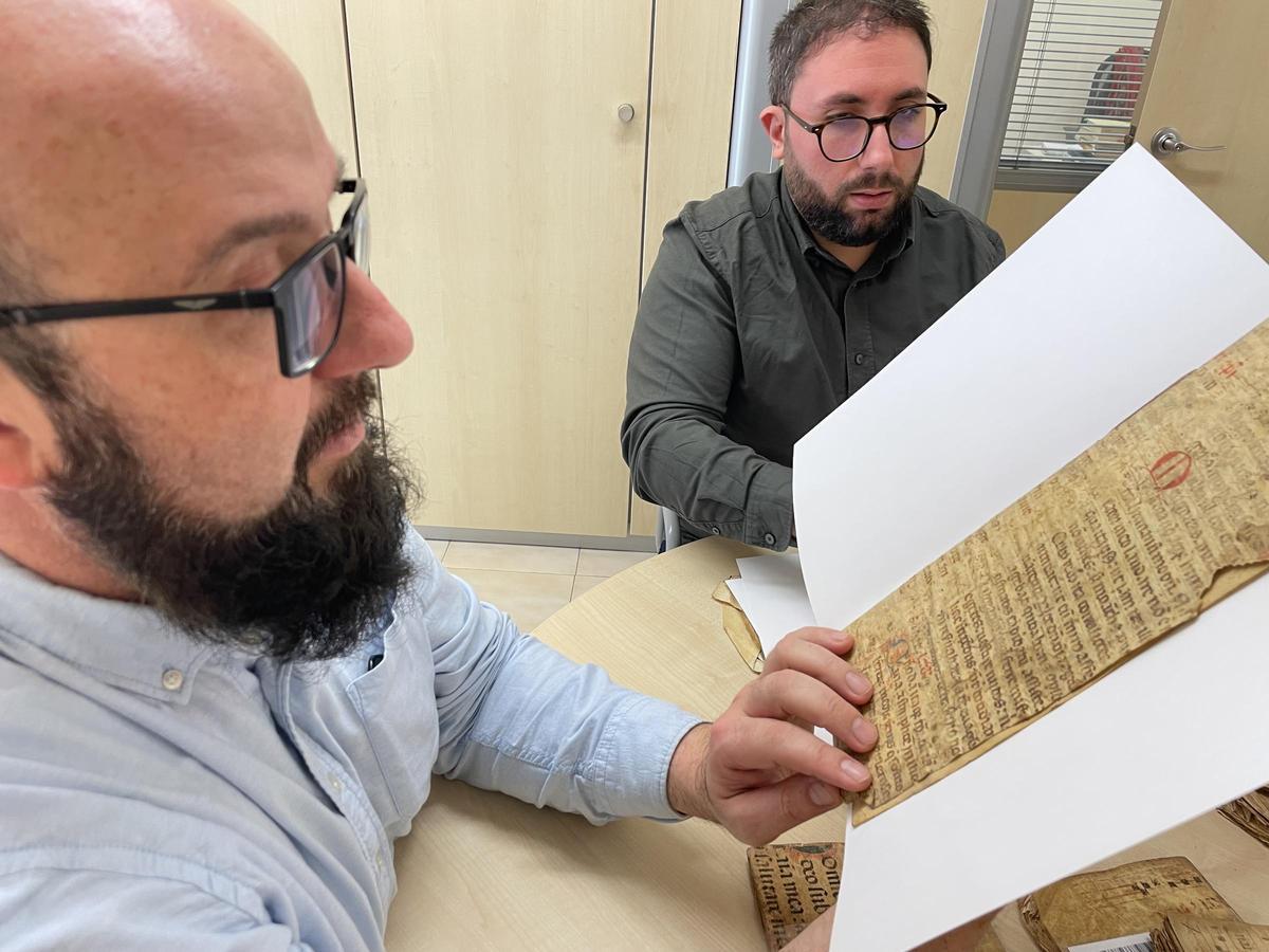 El edil Santi Cortells consulta uno de los pergaminos.