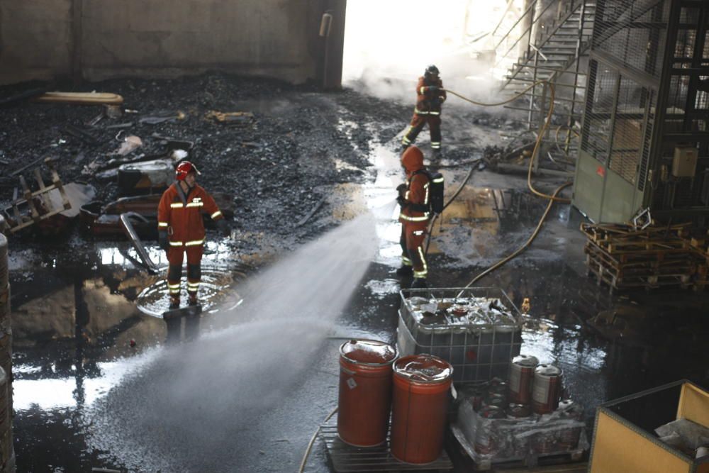 Los bomberos trabajan en la nave de ataúdes siniestrada hoy en Moixent.