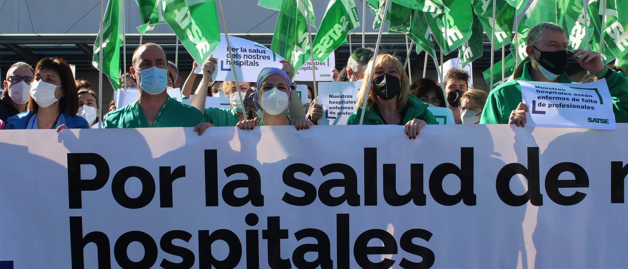 Profesionales de Enfermería manifestándose a las puertas del Hospital La Fe de València.