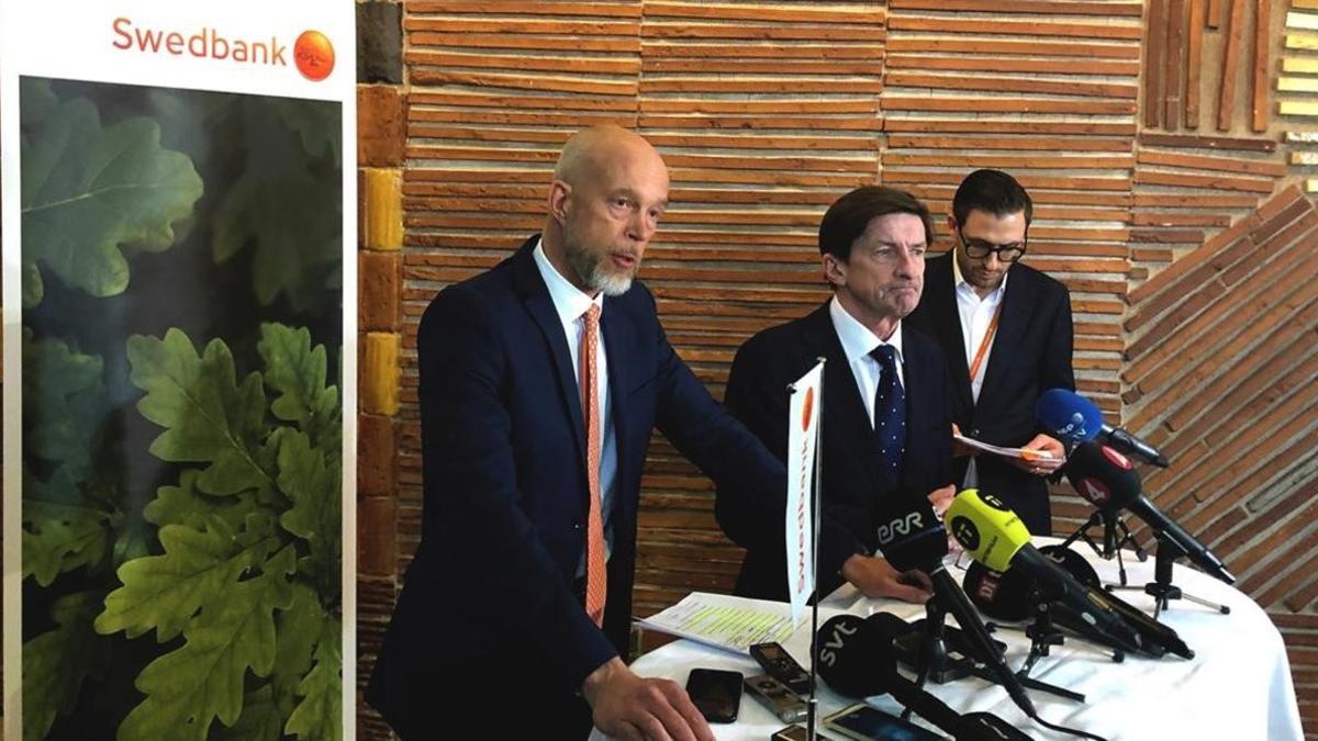 Lars Idermark (centro), expresidente de Swedbank, en una rueda de prensa en marzo.