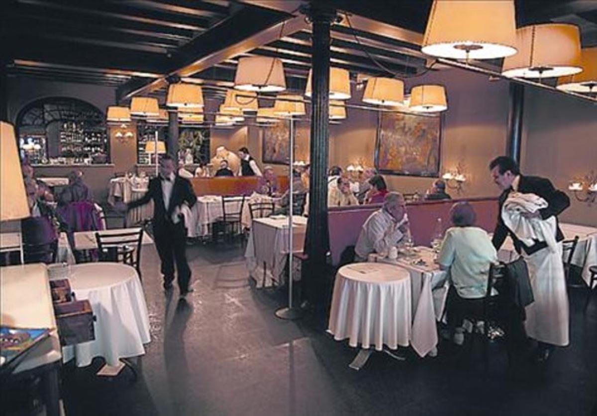 Fran Heras i Eva Arbonés, de Llamber, amb els seus ’esmorzars de forquilla’. A sota, Paella Bar Boqueria, La Pubilla, Granja Elena i Fonda Europa. Fran Heras i Eva Arbonés, de Llamber, amb els seus ’esmorzars de forquilla’. A sota, Paella Bar Boqueria, La Pubilla, Granja Elena i Fonda Europa.