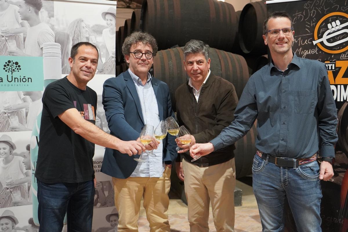 Antonio Luque, Francisco Fernández, Rafael Llamas y Adrian Lapsley brindan en el anuncio del festival.