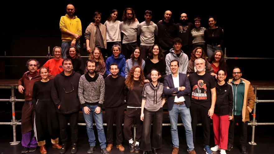 Tomiño sube ao autobús do teatro polos 40 anos do CDG