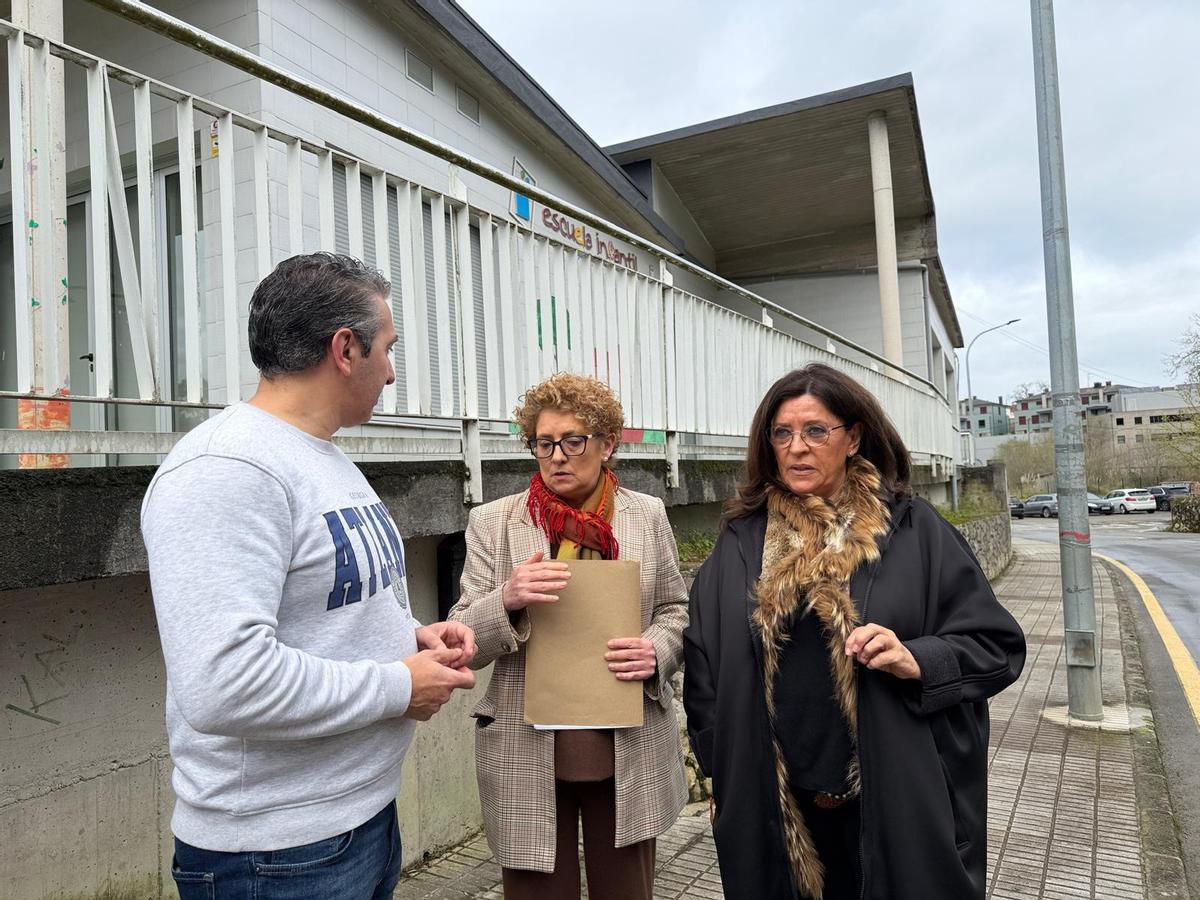 Josín Amor, Gliria García y Aurora Aguilar, este viernes, junto a la escuelina de Posada.