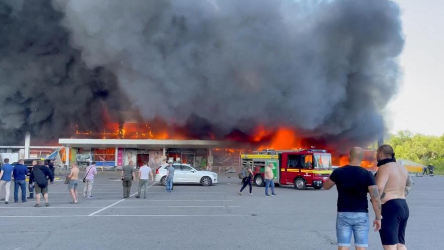 Un míssil impacta contra un centre comercial a Ucraïna.