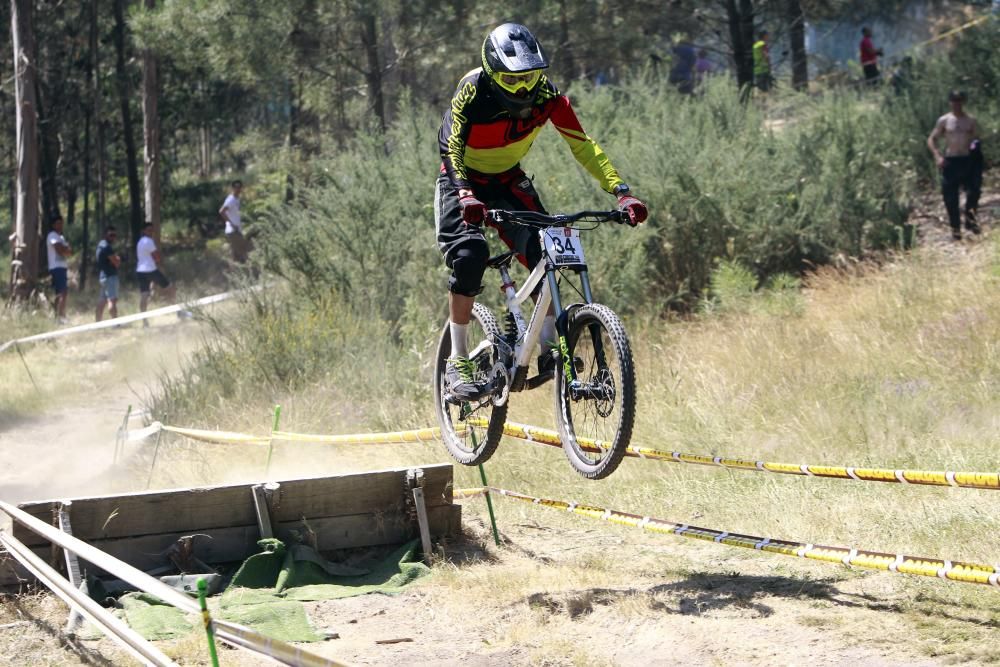 Ángel Suárez firma la bajada perfecta en la exigente bajada de Fragoselo, en Coruxo