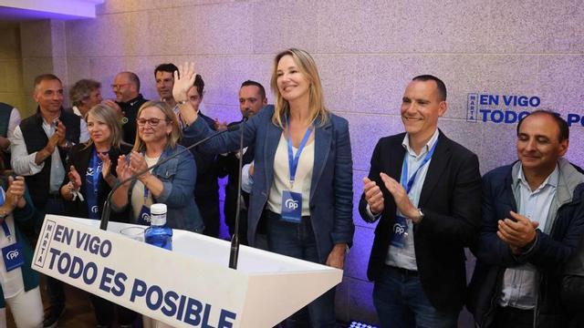 El diputado Diego Gago, junto a otros militantes del PP, ayer, en el Ciudad de Vigo. |   // PABLO HERNÁNDEZ