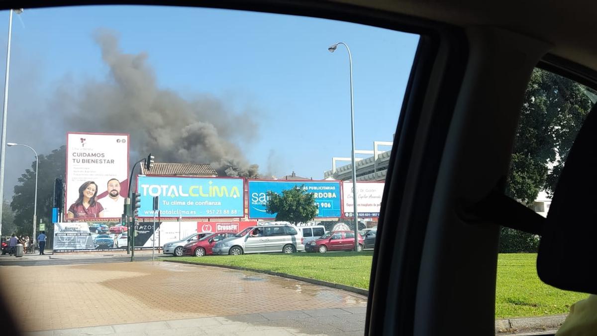 Imagen enviada por un lector de Diario CÓRDOBA donde se aprecia la gran humareda provocada por el incendio.